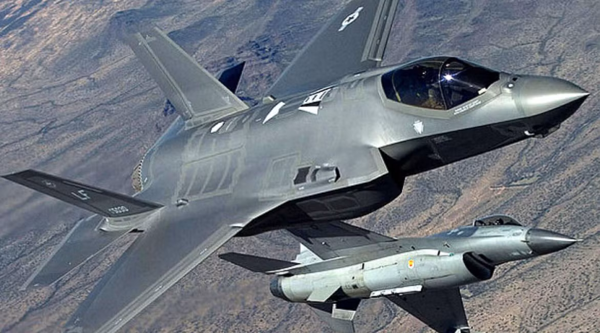 Phi công F-35 trong cuộc thử nghiệm với chiến đấu cơ F-16 đã báo cáo một động thái tương tự, khi những chiếc F-35 không đủ tốc độ, để giành góc tấn công có lợi, so với chiến đấu cơ F-16. Nếu trong một cuộc chiến quần vòng kéo dài, thì bất lợi này càng lộ rõ.