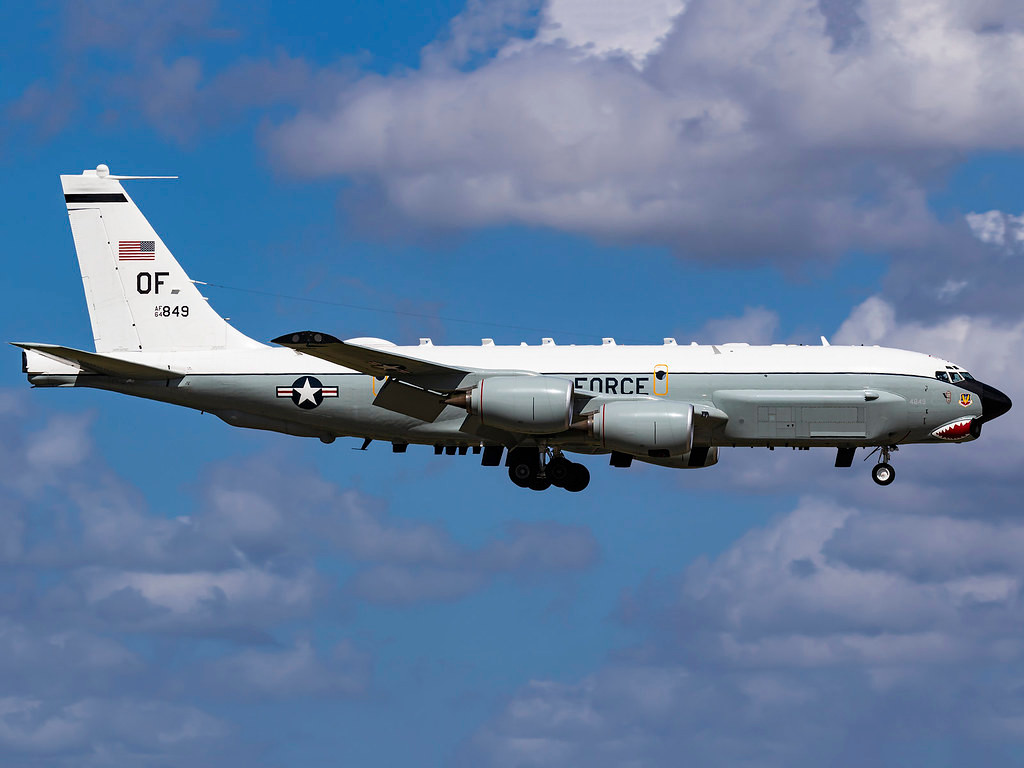 Theo nguồn tin, PLA một mặt phải điều máy bay quân sự tới thăm dò đảo Đài Loan, mặt khác để theo dõi động thái của quân đội Mỹ. Tình hình là không bình thường, trong mối quan hệ phức tạp giữa hai bờ eo biển.