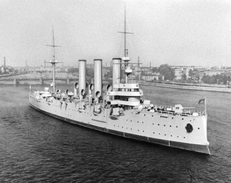 Về thông số kỹ-chiến thuật, tàu tuần dương Rạng Đông có chiều dài 126,8 mét, rộng 16,8m và chiều cao thân tàu 6,4m, vũ khí trên tàu gồm 32 khẩu pháo với 8 khẩu pháo 152 mm, 24 khẩu pháo 76 mm, cùng ba ống phóng ngư lôi.