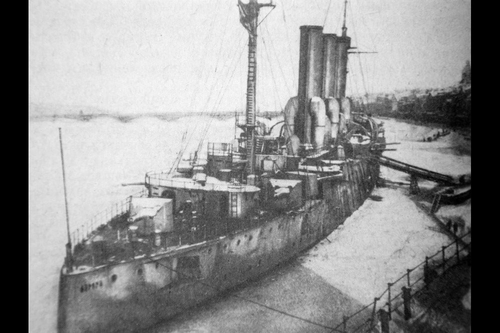 Trong chiến tranh thế giới lần thứ 2, tuần dương Rạng Đông và thủy thủ đoàn đã tích cực tham gia phòng thủ Leningrad chống lại quân phát xít Đức. Ban đầu, tuần dương hạm Rạng Đông được điều động làm nhiệm vụ phòng không bảo vệ cảng Kronstadt. Sau đó, khi quân phát-xít áp sát Leningrad, các khẩu pháo được tháo dỡ khỏi tàu Rạng Đông để sử dụng tại các điểm phòng thủ quanh thành phố.