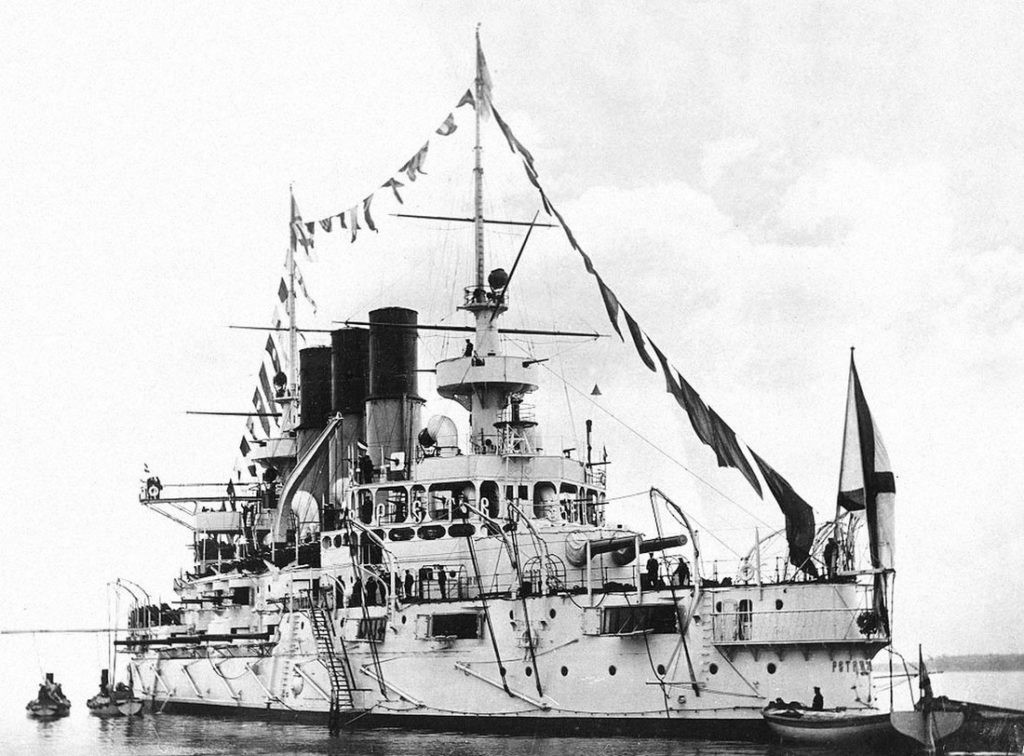 Năm 1904, trước khi lên đường thực hiện nhiệm vụ chiến đấu ở vùng Viễn Đông, tàu Rạng Đông tham gia tập trận ở cảng Kronstadt. Sa hoàng Nicholas II lên thăm tàu, nói chuyện với thủy thủ đoàn trước khi lên đường. Tháng 5/1905, tàu Rạng Đông tham gia tích cực vào trận chiến Tsushima với Hải quân Nhật Bản trên biển Hoàng Hải ở ngoài khơi Triều Tiên.