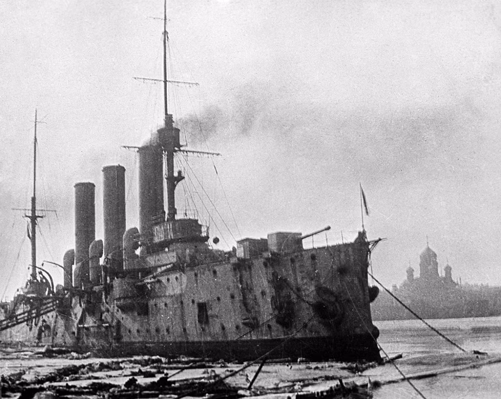 Thủy của tàu cùng với quân số của hạm đội Baltic được biên chế thành 6 lữ đoàn hải quân đánh bộ tham gia phòng ngự, chống lại vòng vây của quân đội Đức quốc xã. Tàu Rạng Đông được neo đậu tại cảng và trở thành mục tiêu pháo kích, ném bom của không quân Đức.