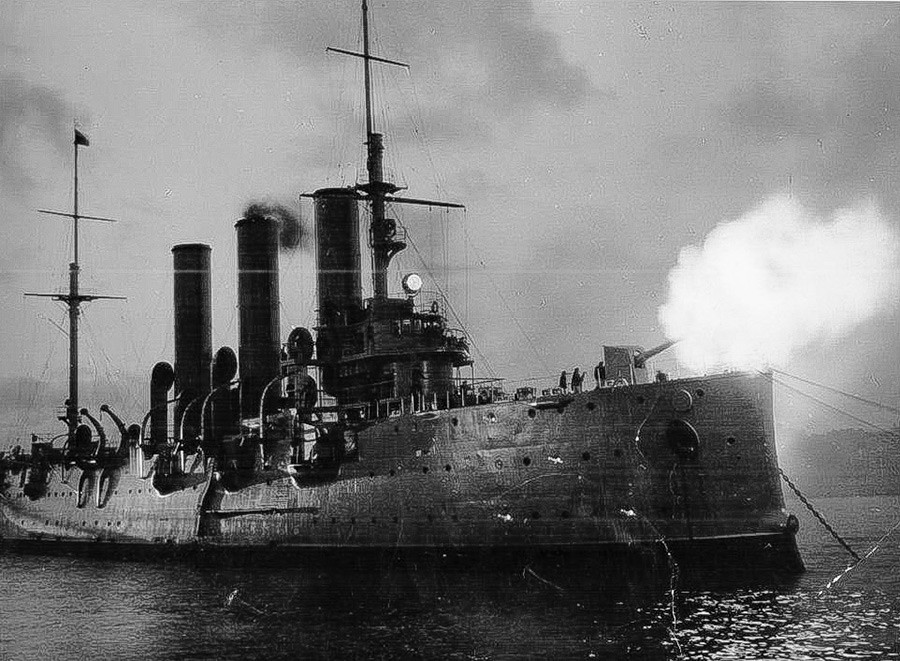 Tối 7/11/1917 khẩu pháo lớn trước mũi của tuần dương hạm Rạng Đông khai hỏa vào phía mặt chính diện của Cung điện Mùa Đông. Sức mạnh của loạt đạn pháo hiệu từ chiến hạm khiến tinh thần binh lính canh gác tại đây suy sụp, trở thành hiệu lệnh cho cuộc tấn công rung chuyển Đế quốc Nga.
