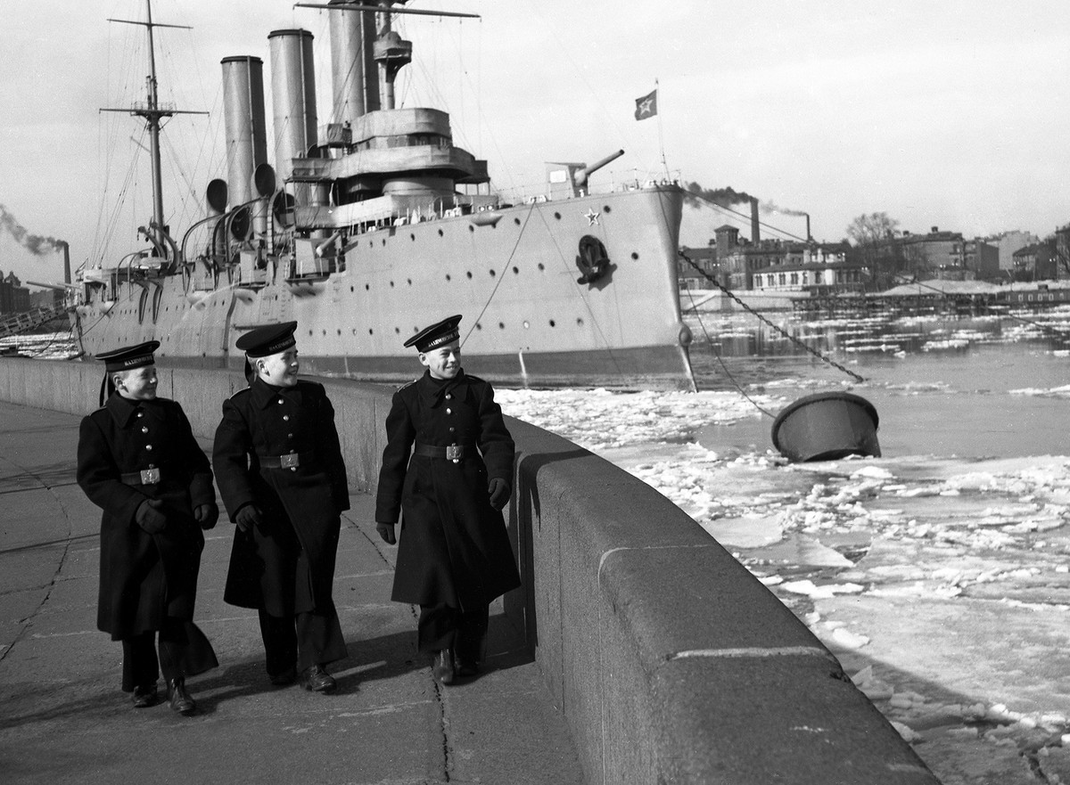 Sau khi Liên Xô tan rã, tàu Rạng Đông trở thành di sản văn hóa của Liên bang Nga, một trong những địa điểm tham quan nổi tiếng của thành phố Saint Petersburg và tiếp tục là một biểu tượng không thể thay thế của Cách mạng Tháng Mười.