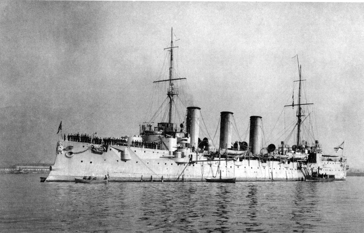 Tổng lượng giãn nước của tàu là 6.897 tấn, độ dày trung bình của lớp giáp là 63,5mm, riêng lớp giáp bảo vệ trên boong và buồng lái có độ dày 152mm. Tàu Rạng Đông được trang bị 24 nồi hơi Belleville có công suất 11.610 mã lực cung cấp năng lượng cho tàu.