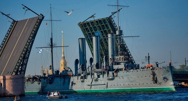 Năm 2010 tàu được loại biên khỏi thành phần Hạm đội hải quân Nga. Tuy nhiên, tháng 7/2012 nhóm các đại biểu của Hội đồng lập pháp thành phố Saint Petersburg đã gửi thư lên Tổng thống Nga Vladimir Putin khẩn thiết đề nghị trả lại cho tàu Rạng Đông quy chế là tàu chiến số 1 của Hải quân Nga và duy trì thành phần thủy thủ đoàn quân sự của tàu.