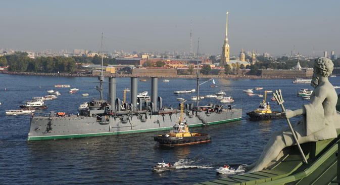 Không lâu sau khi nhậm chức Bộ trưởng Quốc phòng Nga, Đại tướng Sergey Shoigu công bố kế hoạch tu bổ toàn bộ tàu tuần dương Rạng Đông và đưa tàu này trở lại hoạt động. Cho đến nay, ở tuổi 121 tuần dương hạm Rạng Đông là tàu chiến có lịch sử lâu năm nhất của Hải quân Nga còn hoạt động. Nguồn ảnh: Pinterest.