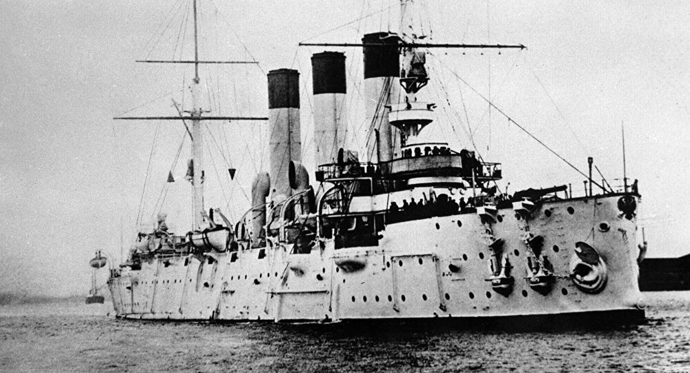 Ngày 24/5/1900 tàu tuần dương bọc thép nổi tiếng Rạng Đông (tiếng Nga là Aurora) được hạ thủy và ba năm sau đó được đưa vào biên chế của hạm đội hải quân Đế quốc Nga.