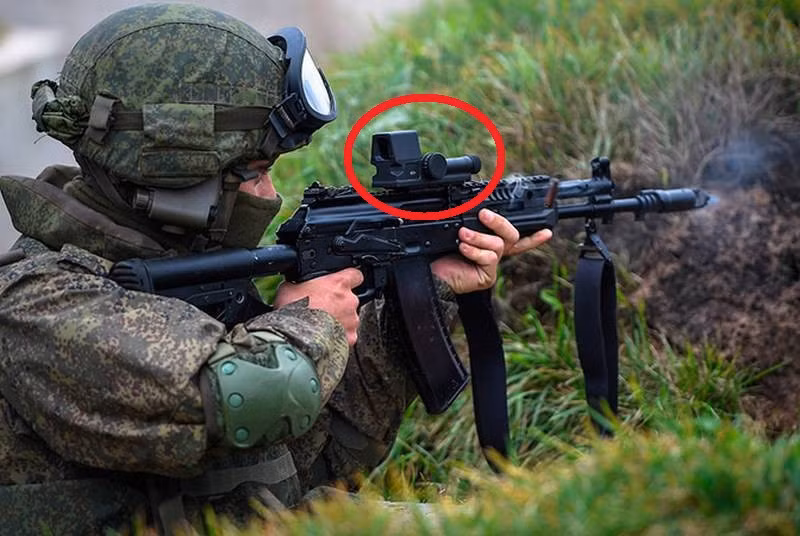 Kính ngắm quang học là điểm yếu của súng trường tiến công của Liên Xô; nếu Quân đội Mỹ từ lâu đã sử dụng nhiều loại kính ngắm quang học trên súng bộ binh của họ. Tuy nhiên kính ngắm quang học trên khẩu AK-12 đã san phẳng khoảng cách phụ kiện về "chuông còi" như của súng trường tiến công phương Tây.