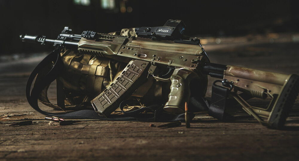 Để cải thiện độ chính xác, AK-12 là dòng AK đầu tiên, được thiết kế theo kiểu "nòng treo"; có nghĩa là nòng súng không cố định với ốp lót tay dưới như ở các phiên bản AK trước đây, như vậy sẽ hạn chế độ rung của súng khi bắn, chuyền vào nòng súng, giúp súng bắn chính xác hơn. Thiết kế này thường thấy trên các súng bắn tỉa.