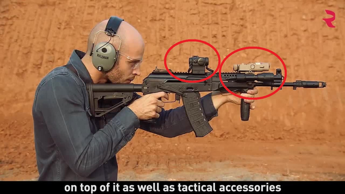 Thiết kế các thanh ray Picatinny cả ở ốp lót tay trên, cho phép người dùng sử dụng các thiết bị ngắm hồng ngoại để bắn vào ban đêm một cách chính xác hơn. Tay cầm phụ ở ốp lót tay dưới (hoặc giá hai chân), cho phép binh lính bắn trong thời gian dài mà không bỏng tay.