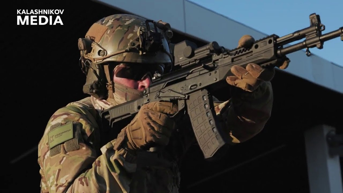 AK-12 cũng giữ lại hình dáng AK cổ điển với báng súng, tay cầm, tay kéo khóa nòng bên phải và độ an toàn cũng như độ tin cậy cao hơn. Nhưng về cốt lõi, đây là một khẩu AK hoàn toàn khác. Điều này rất tốt cho quân đội Nga vì quá trình huấn luyện giữa hai nền tảng vũ khí sẽ giống nhau.