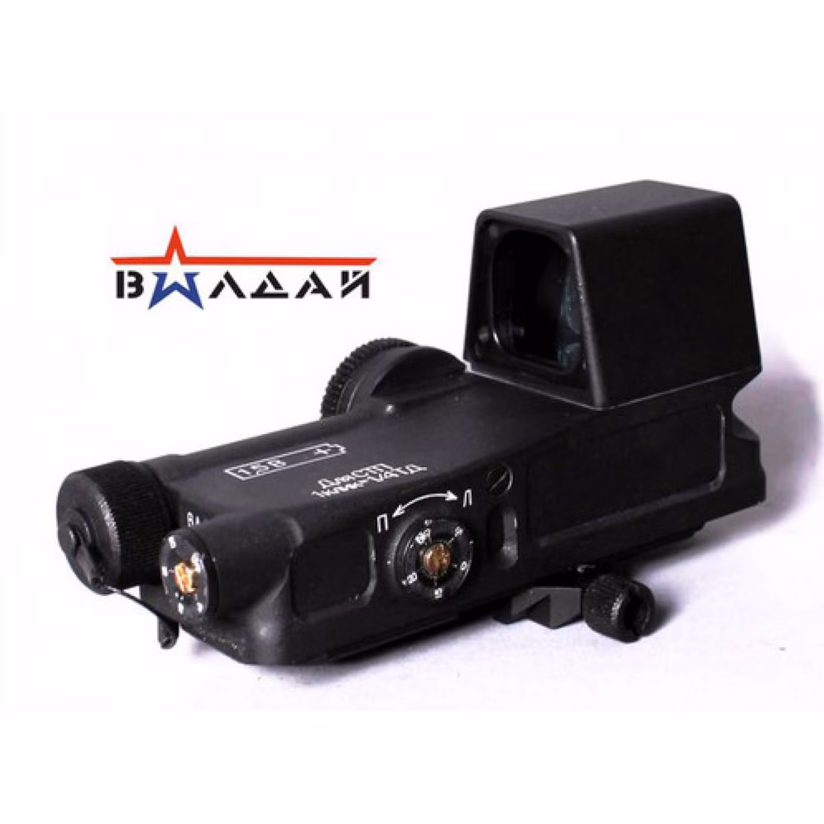 AK-12 sử dụng kính ngắm quang học ba chiều 1P87; đây có thể gọi là loại kính "ngắm đâu trúng đó", vì không cần điều chỉnh tiêu cự như các loại kính ngắm quang học trên súng bắn tỉa. Kính ngắm có thể ngắm bắn nhanh chính xác trong cự ly đến 150m