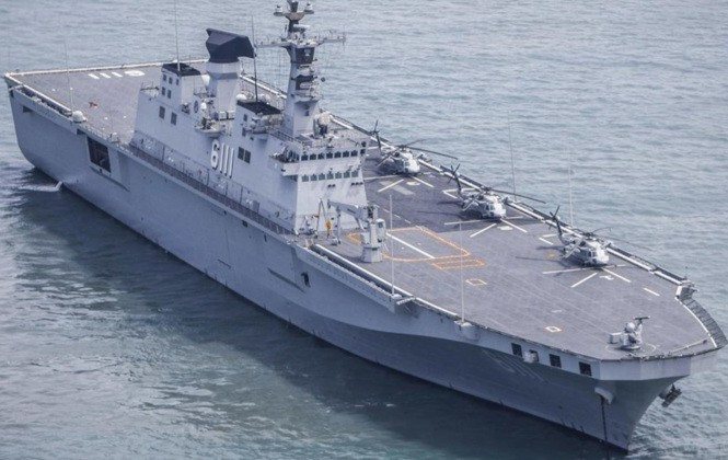 Theo thông số kỹ thuật được công bố, tàu sân bay mới của Hàn Quốc có kích thước tương đương với chiếc tàu đổ bộ trực thăng lớp Dokdo của họ. Tuy vậy, tàu sân bay LPX-II có lượng giãn nước tới 30.000 tấn, nặng hơn Dokdo 10.000 tấn. Dẫu vậy, nó vẫn là quá nhỏ bé khi so với tàu đổ bộ tấn công LHA lớp America của Mỹ có lượng giãn nước tới 45.000 tấn chứ chưa thể so sánh với tàu sân bay Liêu Ninh của Trung Quốc hay Kuznetsov của Nga có lượng giãn nước tới 52.000 tấn. Ảnh: Tàu đổ bộ Dokdo của Hàn Quốc.