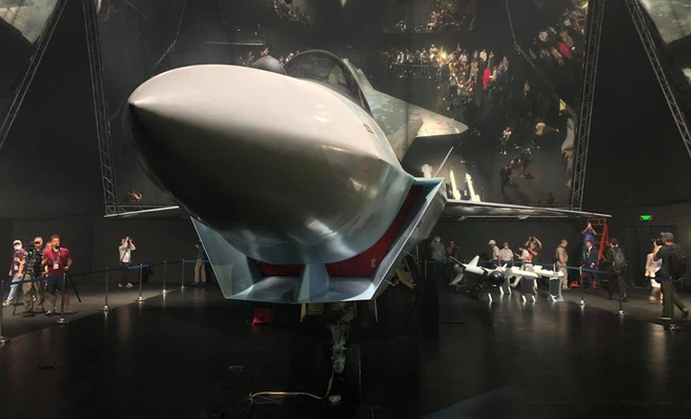 Từ quan điểm ngoại hình, máy bay chiến đấu Su-75 Checkmate sử dụng cửa hút khí hàm dưới, hợp nhất thân cánh, đuôi khum và khe hút khí hình chữ S, v.v., tất cả đều cho thấy máy bay này rất coi trọng khả năng tàng hình.