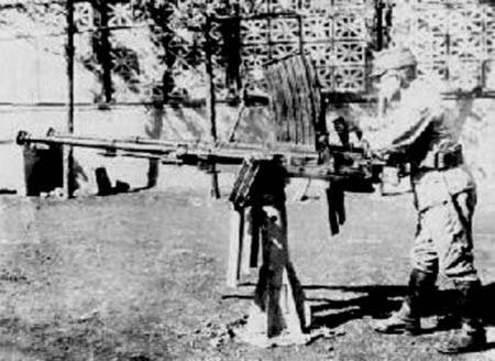 Trọng lượng của toàn bộ của pháo (cả bánh xe bằng gỗ) là 373 kg; pháo có thể được kéo bằng xe ngựa hoặc xe tải nhẹ với tốc độ lên đến 15 km/h. Khi ở tư thế chiến đấu, Type 98 được thiết bị trên giá 3 chân. Pháo có xạ giới hướng 360°, xạ giới tầm từ –5° đến + 85°.