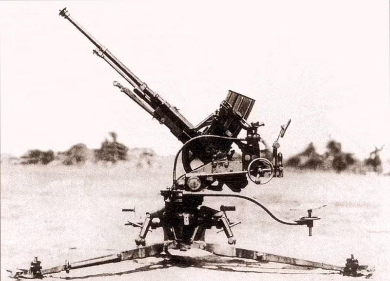 Pháo tự động Type 98, được đưa vào trang bị năm 1938, được thiết kế trên cơ sở sao chép súng máy 13,2 mm Hotchkiss М1929 mà Nhật Bản đã mua giấy phép sản xuất từ Pháp. Lần đầu tiên, pháo phòng không Type 98 tham chiến vào năm 1939, tại trận sông Khalkhin-Gol với Liên Xô.