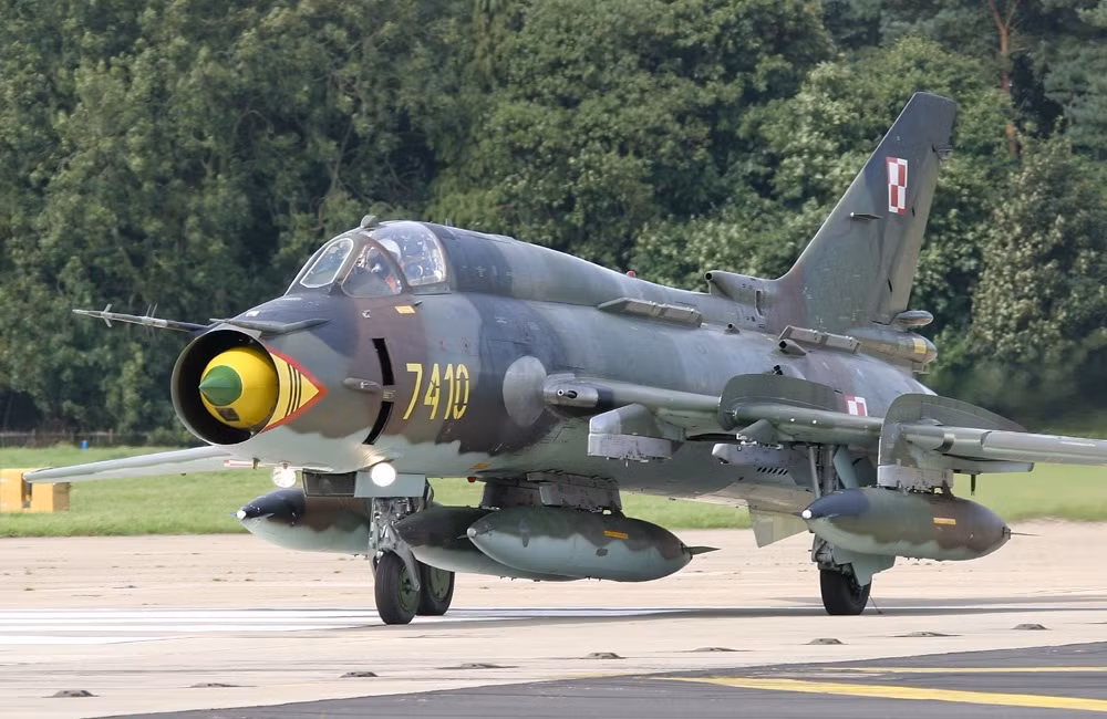 Trên bầu trời Estonia, nơi NATO đang diễn ra cuộc tập trận "Bão mùa xuân - 2021", máy bay chiến đấu Su-22M4 mang phù hiệu của Không quân Ba Lan đã được phát hiện. Đây là những chiếc máy bay khá cũ, được Quân đội Ba Lan đưa vào biên chế từ đầu những năm 1980, khi Ba Lan còn là thành viên của Hiệp ước Warsaw và nhận phần lớn vũ khí từ Moscow.