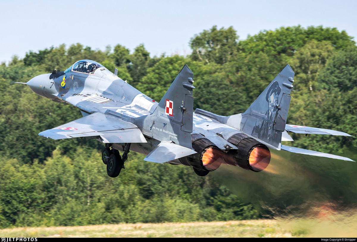 Hiện nay Không quân Ba Lan không có loại chiến đấu cơ đặc biệt nào quá hiện đại; trong lực lượng Không quân của của họ, vẫn có tới 20 chiếc tiêm kích MiG-29A của Liên Xô, nhưng không được nâng cấp hiện đại như những chiếc MiG-29M của Nga.