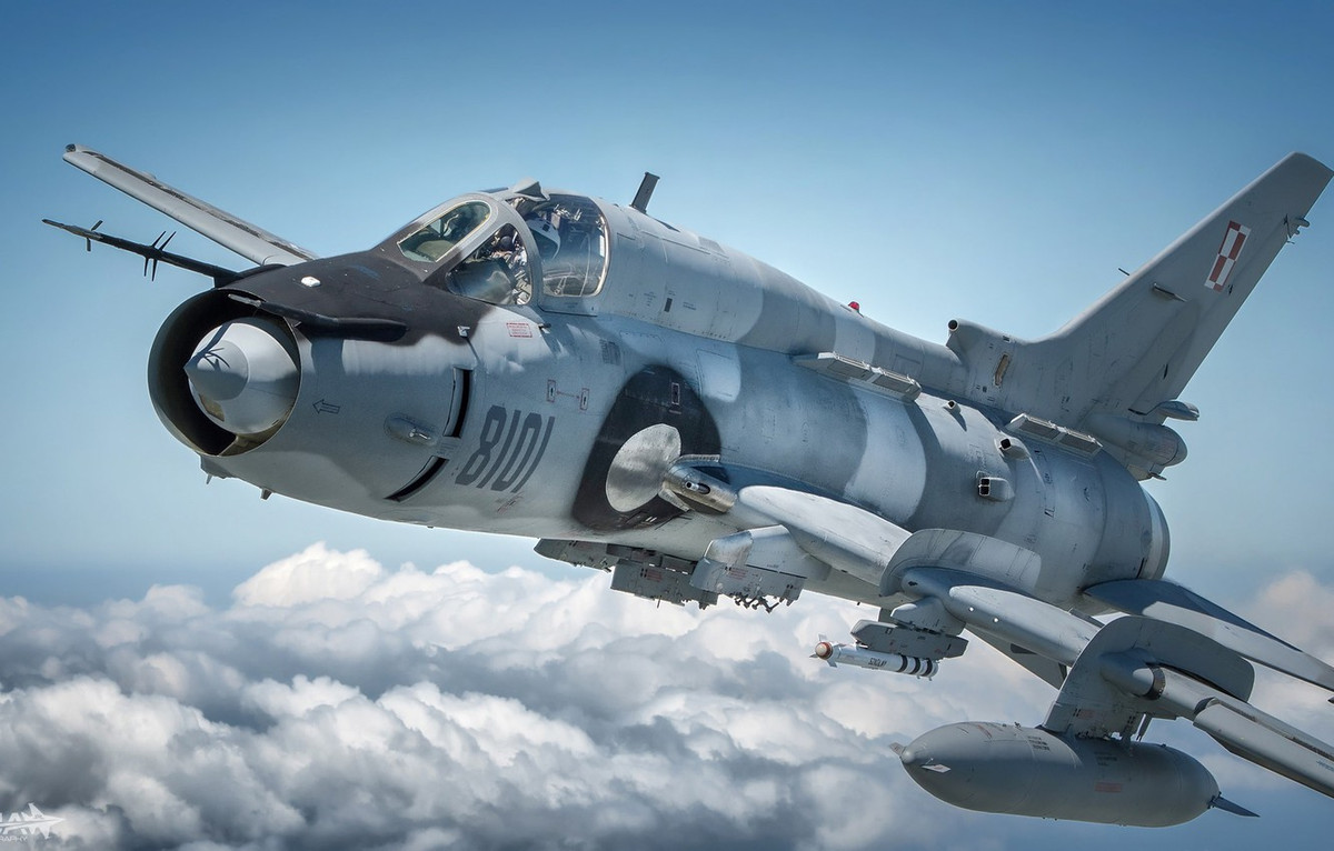 Nhưng việc các phi công NATO lấy Su-22M4K giả làm máy bay của Nga, để giúp thành thạo các chiến thuật không chiến với máy bay chiến đấu của Nga là một sai lầm; vì các loại máy bay chiến đấu của Nga hiện nay như Su-20SM hay Su-35S, đang “săn đuổi” máy bay NATO trên Biển Baltic hoàn toàn không có điểm gì giống Su-22M4. Nguồn ảnh: Pinterest.