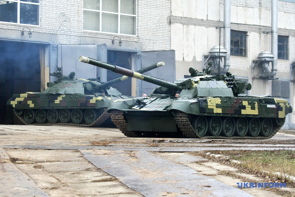 Bên cạnh đó quân đội Ukraine cũng đã trang bị những vũ khí hạng nặng hiện đại. Việc hiện đại hóa một phần xe tăng T-64 và T-72 đã được thực hiện, vốn vẫn là nền tảng chính cho sức mạnh lực lượng Lục quân Ukraine.