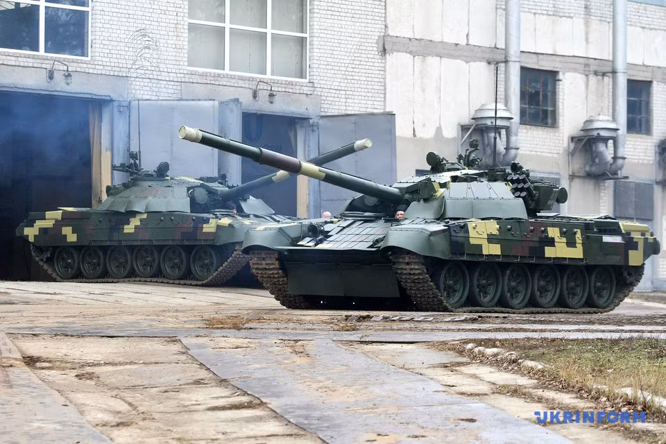 Bên cạnh đó quân đội Ukraine cũng đã trang bị những vũ khí hạng nặng hiện đại. Việc hiện đại hóa một phần xe tăng T-64 và T-72 đã được thực hiện, vốn vẫn là nền tảng chính cho sức mạnh lực lượng Lục quân Ukraine.