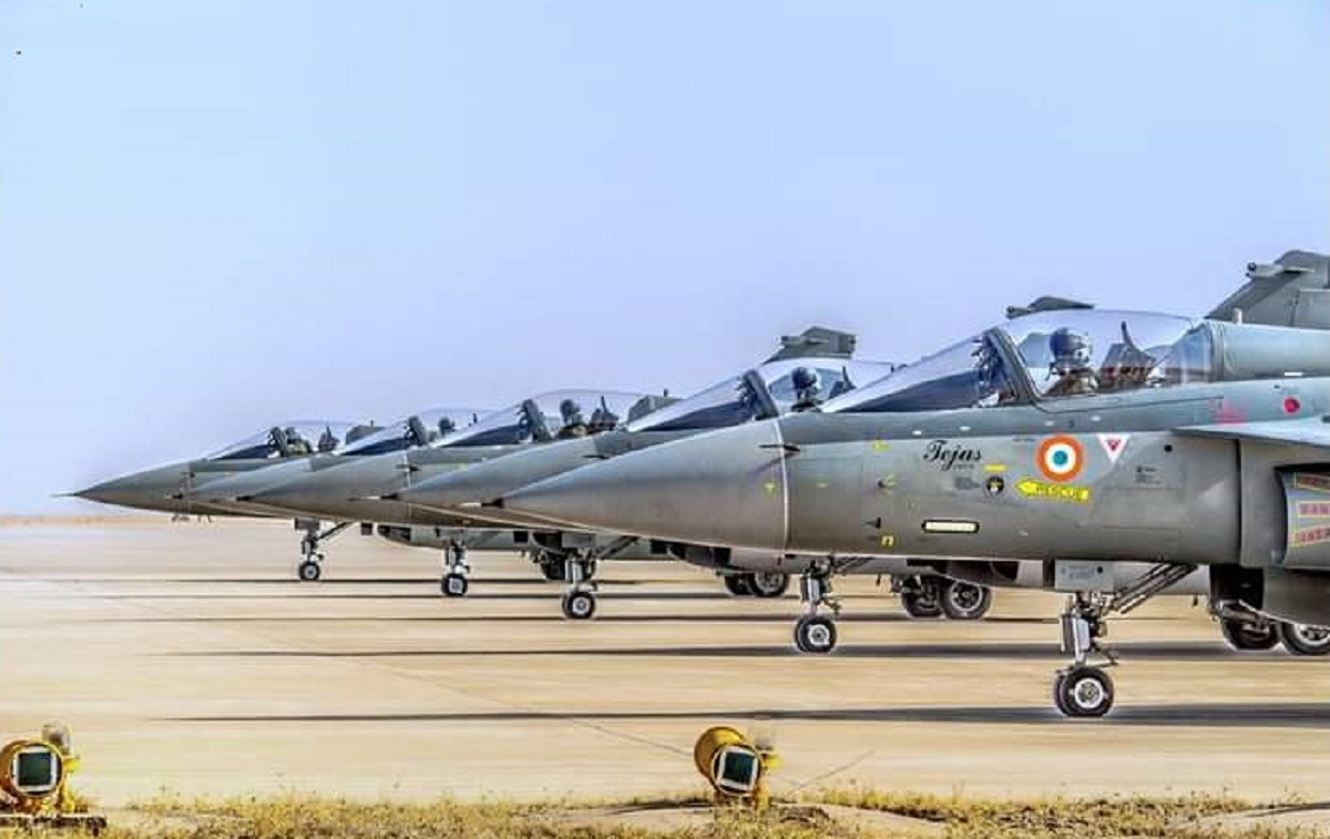 Trong quá khứ, dự án phát triển Tejas bị kéo dài, có lúc tưởng chừng như bị hủy bỏ. Tuy nhiên, gần đây, chính phủ Ấn Độ rất coi trọng loại máy bay chiến đấu này, với hy vọng đưa nó trở thành hình mẫu tương lai của Không quân Ấn Độ.