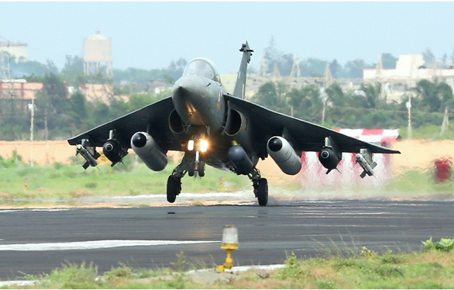 Mặc dù Tejas MK1A rẻ hơn máy bay chiến đấu F-16 của Mỹ, nhưng nó lại đắt hơn máy bay chiến đấu của Trung Quốc. Tuy nhiên, các nhà phân tích tin rằng, chất lượng tuyệt vời của máy bay chắc chắn sẽ mang lại lợi ích lâu dài cho nó. Nguồn: Pinterest.