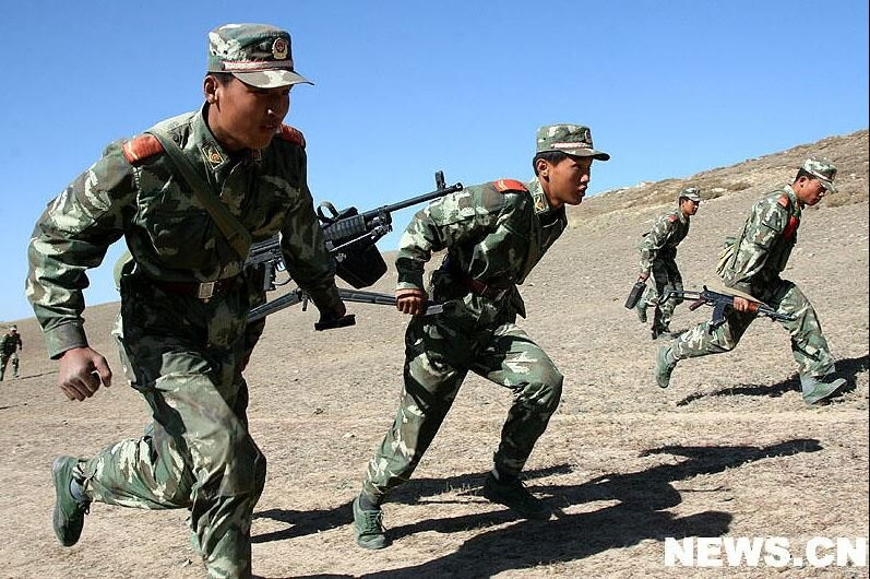 Các chuyên gia cho rằng, Trung Quốc đang nắm giữ “lợi thế sân nhà” ở Biển Đông so với Mỹ, khi Trung Quốc đang chiếm giữ một số đảo trên Biển Đông, thuộc chủ quyền của Việt Nam. Và nếu cuộc chiến với Mỹ diễn ra trên Biển Đông và Biển Hoa Đông, Trung Quốc sẽ thuận lợi hơn Mỹ trong việc bảo đảm hậu cần.