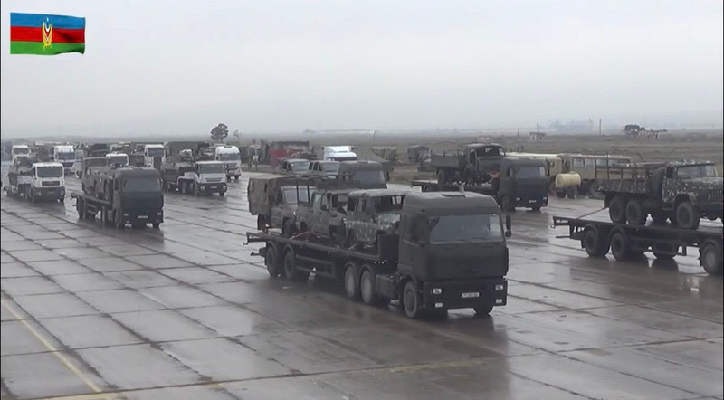 Cuối năm 2020, nhằm khoa trương thanh thế của bên chiến thắng, Azerbaijan đã tổ chức một cuộc duyệt binh quy mô lớn với hàng trăm tổ hợp khí tài hiện đại. Chưa dừng lại ở đó, sự độc đáo của cuộc duyệt binh này còn là việc trưng bày hàng loạt khí tài mà họ thu được của quân đội Armenia bỏ lại trên chiến trường.