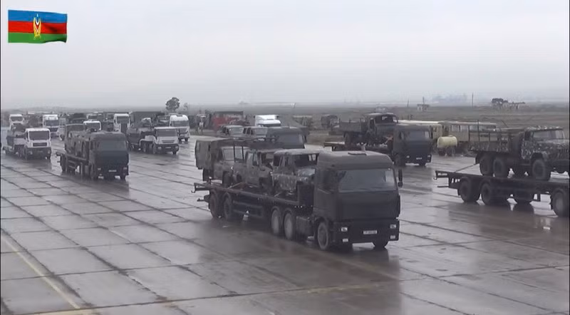 Cuối năm 2020, nhằm khoa trương thanh thế của bên chiến thắng, Azerbaijan đã tổ chức một cuộc duyệt binh quy mô lớn với hàng trăm tổ hợp khí tài hiện đại. Chưa dừng lại ở đó, sự độc đáo của cuộc duyệt binh này còn là việc trưng bày hàng loạt khí tài mà họ thu được của quân đội Armenia bỏ lại trên chiến trường.