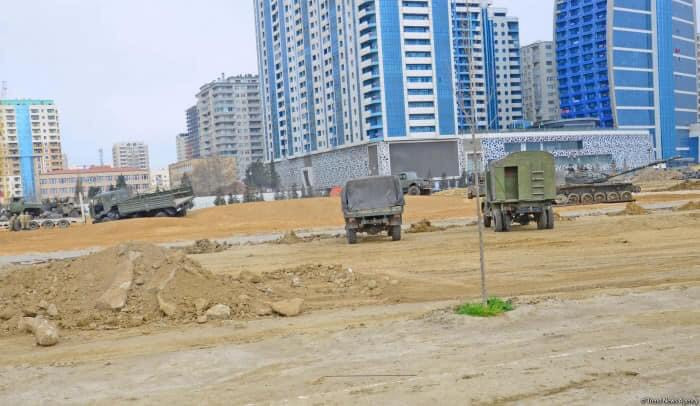 Có thể nhận thấy rõ quy mô rộng lớn của bảo tàng với hàng loạt các hiện vật như xe tăng, thiết giáp, pháo tự hành, pháo phản lực, xe vận tải, tổ hợp xe chỉ huy tác chiến, lựu pháo,... của Armenia cả trong tình trạng lành lặn cũng như bị tiêu diệt hoàn toàn.