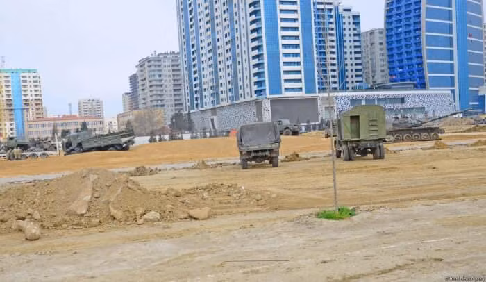Có thể nhận thấy rõ quy mô rộng lớn của bảo tàng với hàng loạt các hiện vật như xe tăng, thiết giáp, pháo tự hành, pháo phản lực, xe vận tải, tổ hợp xe chỉ huy tác chiến, lựu pháo,... của Armenia cả trong tình trạng lành lặn cũng như bị tiêu diệt hoàn toàn.