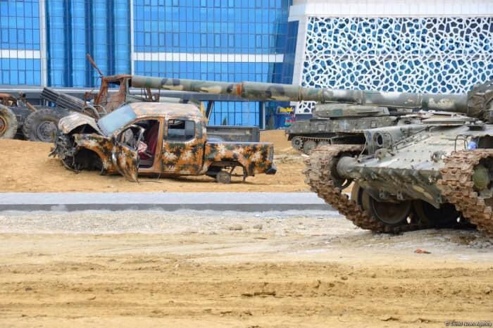 Sự độc đáo của bảo tàng so với những bảo tàng trưng bày khí tài quân sự thông thường khác chính là việc nó trưng bày rất nhiều các mẫu vật là vũ khí của quân đội Armenia bị tiêu diệt hoặc bị bắt sống trên chiến trường Nagorno - Karabakh trong cuộc chiến giữa Azerbaijan - Armenia.