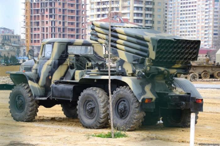 Ảnh: Một tổ hợp pháo phản lực BM-21 Grad còn nguyên vẹn của Armenia bị bắt sống trên chiến trường được đưa về làm hiện vật trong bảo tàng của Azerbaijan