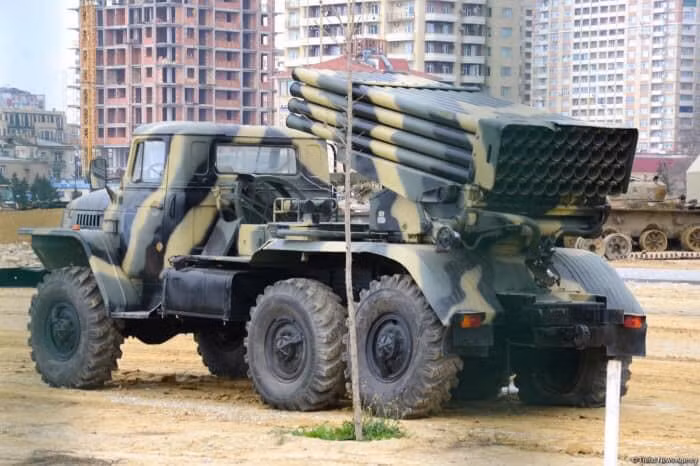 Ảnh: Một tổ hợp pháo phản lực BM-21 Grad còn nguyên vẹn của Armenia bị bắt sống trên chiến trường được đưa về làm hiện vật trong bảo tàng của Azerbaijan