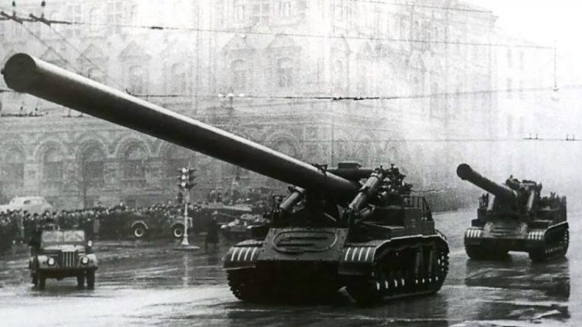 Thời gian phát triển loại cối 420mm bắt đầu từ năm 1955 đến năm 1957. Năm 1957, bốn khẩu cối tự hành 420 mm Oka đã được lắp ráp; cũng trong năm đó, những khẩu Oka đã được giới thiệu trước công chúng tại Lễ duyệt binh truyền thống vào ngày 7/11 tại Moscow.