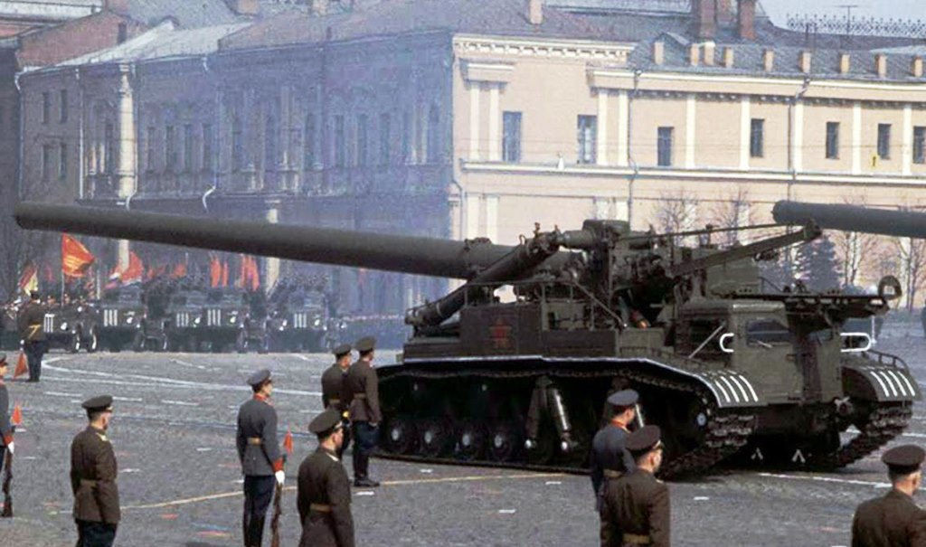 Bản thân 2B1 Oka đã thực sự gây kinh ngạc cho phương Tây ngay trong cuộc duyệt binh đầu tiên ở Moscow vào tháng 11/1957. Chỉ riêng phần pháo đã nặng khoảng 55 tấn, sử dụng khung gầm đặc biệt, dành cho xe tăng hạng nặng T-10M. Chiều dài tổng thể của 2B1 là 20 mét, chiều rộng 3 mét và chiều cao là 5,7 mét.