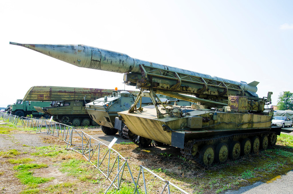 Tổ hợp tên lửa 2K6 Luna vận hành đơn giản, chi phí thấp hơn và là loại hỏa lực mới cho lục quân. Với khối lượng bệ phóng 15,5 tấn so với 55 tấn của súng cối 420 mm, 2K6 có thể bắn trúng mục tiêu ở khoảng cách lên đến 45 km. bằng cách sử dụng nhiều loại tên lửa.