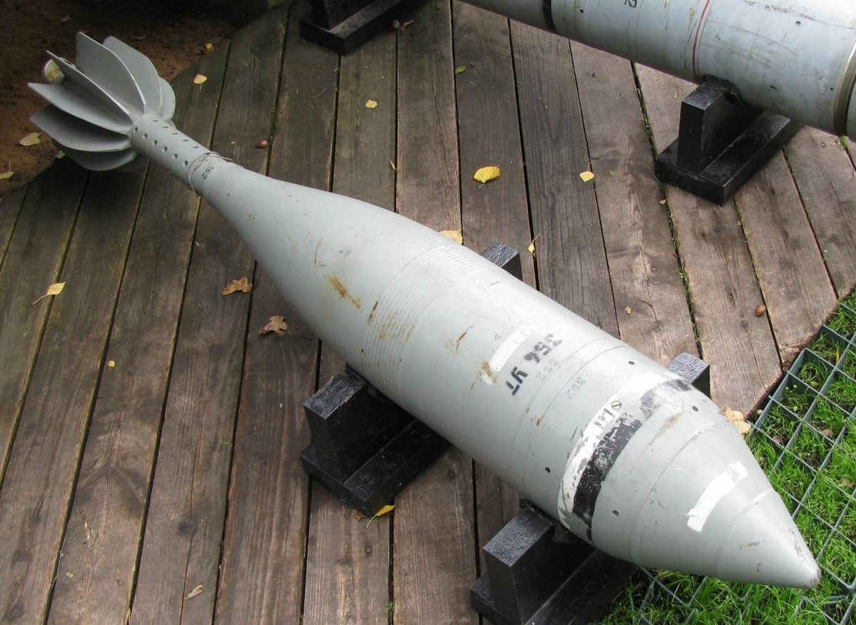 Do cỡ nòng lớn và đầu đạn quá nặng, nên tốc độ bắn của súng cối tự hành 2B1 là rất chậm; tốc độ bắn là 5 phút mới được một viên. Tốc độ bắn tối đa là 12 viên/giờ. Tuy nhiên với trọng lượng đầu đạn quá lớn, nếu một viên đạn trúng vào mục tiêu, cũng có thể phá hủy hoàn toàn mục tiêu.