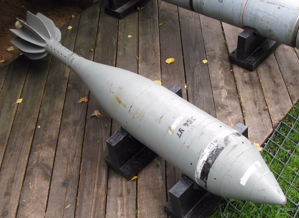 Do cỡ nòng lớn và đầu đạn quá nặng, nên tốc độ bắn của súng cối tự hành 2B1 là rất chậm; tốc độ bắn là 5 phút mới được một viên. Tốc độ bắn tối đa là 12 viên/giờ. Tuy nhiên với trọng lượng đầu đạn quá lớn, nếu một viên đạn trúng vào mục tiêu, cũng có thể phá hủy hoàn toàn mục tiêu.