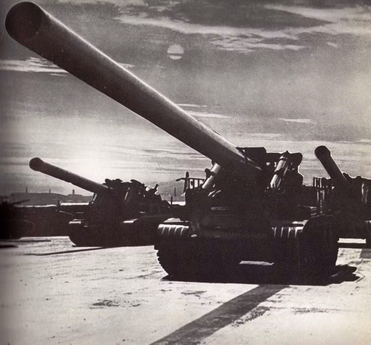 Vào tháng 5/1961, sáu đơn vị pháo hạt nhân của Liên Xô có sức mạnh đặc biệt, đã tham gia lần cuối cùng trong một cuộc duyệt binh ở Moscow trên Quảng trường Đỏ. Cùng năm đó, vào tháng 7, trung đoàn pháo binh số 2 của RVGK bị giải tán, trong đó có tất cả bốn khẩu súng cối nguyên tử Oka.