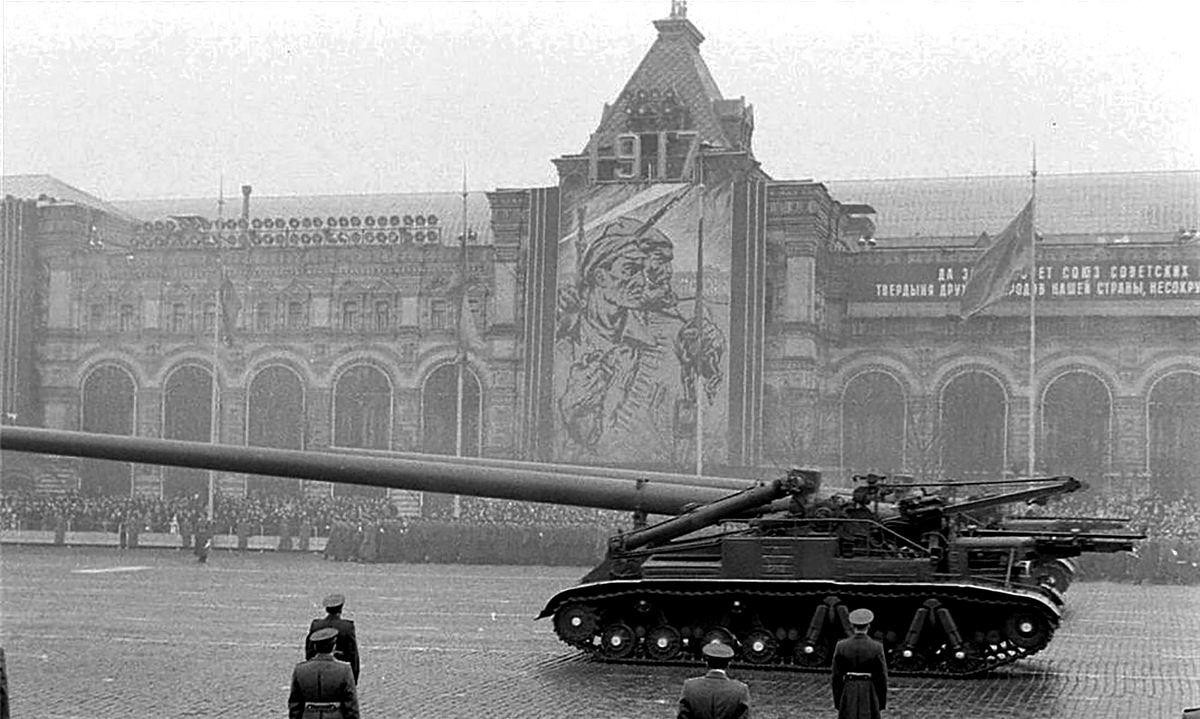 Khi phát triển súng cối Oka, các nhà thiết kế Liên Xô đã phải đối mặt với nhiệm vụ khó khăn, khi phát triển một loại súng cối có cỡ nòng siêu lớn, có thể bắn đi quả đạn nặng 750 kg ở khoảng cách lên tới 45 km, đặc biệt là phải bắn được đạn hạt nhân chiến thuật.