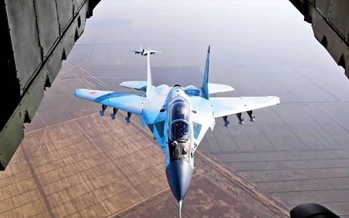 MiG-35 có tốc độ leo cao kỷ lục so với tất cả những loại máy bay tham gia cuộc đấu thầu ở Ấn Độ là 330 mét/giây. Bán kính chiến đấu đủ tải là 1.000 km, phạm vi bay chuyển sân mà không cần tiếp nhiên liệu trên không là 3.100 km. Hoàn toàn xóa bỏ tiếng xấu của MiG-29 là loại chiến đấu cơ "bảo vệ sân bay" vì tầm hoạt động quá ngắn.