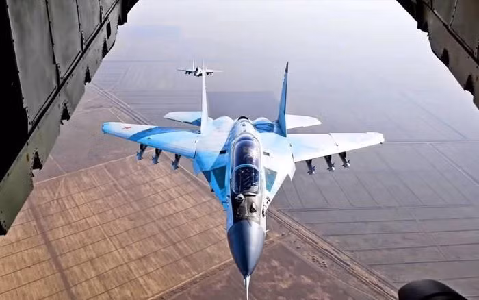 MiG-35 có tốc độ leo cao kỷ lục so với tất cả những loại máy bay tham gia cuộc đấu thầu ở Ấn Độ là 330 mét/giây. Bán kính chiến đấu đủ tải là 1.000 km, phạm vi bay chuyển sân mà không cần tiếp nhiên liệu trên không là 3.100 km. Hoàn toàn xóa bỏ tiếng xấu của MiG-29 là loại chiến đấu cơ "bảo vệ sân bay" vì tầm hoạt động quá ngắn.