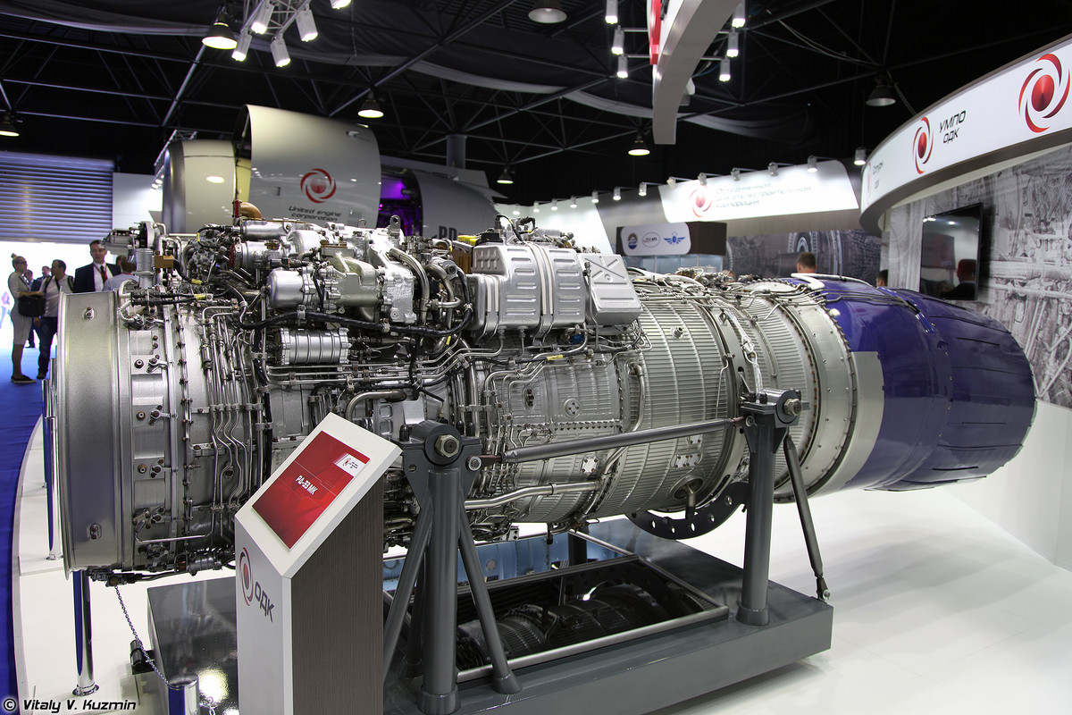 Ngoài ra vòi phun của động cơ có thể thay đổi 2 chiều (2D), như động cơ của máy bay F-22, nếu khách hàng đề nghị. Không phải ngẫu nhiên mà đội nhào lộn trên không của Swifts nổi tiếng của Nga lại chọn MiG-35, vì loại máy bay này có khả năng siêu cơ động và dễ điều khiển.