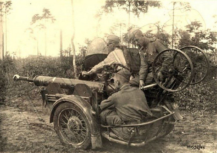 Để có đủ hỏa lực yểm trợ cho bộ đội đổ bộ đường không, quân đội Liên Xô đã cố gắng thiết kế một loại “pháo tự hành” gắn trên xe mô tô ba bánh M-72. Vũ khí là pháo chống tăng SD-57 57mm, được chế tạo trên cơ sở pháo chống tăng ZIS-2 57mm nổi tiếng.