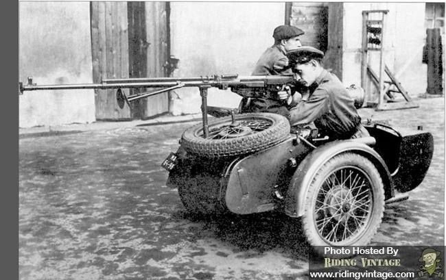 Lịch sử của xe máy chống tăng có thể bắt nguồn từ đầu Chiến tranh thế giới thứ 2; khi đó Quân đội Liên Xô bị tổn thất nặng nề trong giai đoạn đầu của cuộc chiến; cần nhu cầu cấp bách về vũ khí chống tăng linh hoạt và đơn giản, để đối phó với lực lượng thiết giáp đông đảo của phát xít Đức.