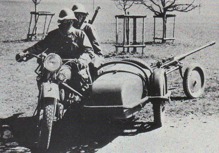 Ngoài việc được sử dụng làm phương tiện đi lại, quân đội các nước còn sử dụng xe máy làm phương tiện chở vũ khí và trang bị nhiều loại vũ khí độc đáo; trong đó bố trí cả vũ khí chống tăng.