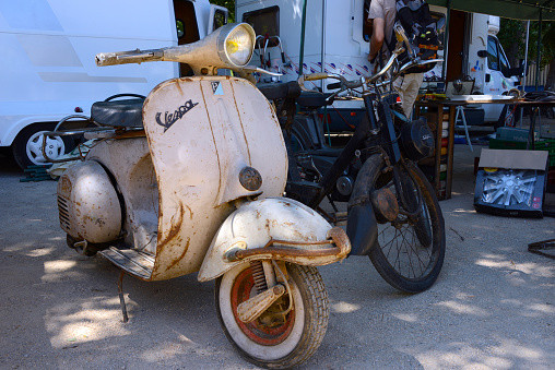 Pháp lúc này cũng đã phát triển một loại mô tô chống tăng có tên Vespa TAP 150; nhưng do thiếu kinh phí, quân đội Pháp đã sử dụng vật liệu tại chỗ để kết hợp giữa mô tô Vespa (phiên bản tại Pháp gọi là Hornet) do Piaggio của Italia thiết kế và sản xuất và vũ khí là khẩu ĐKZ 75mm M20.